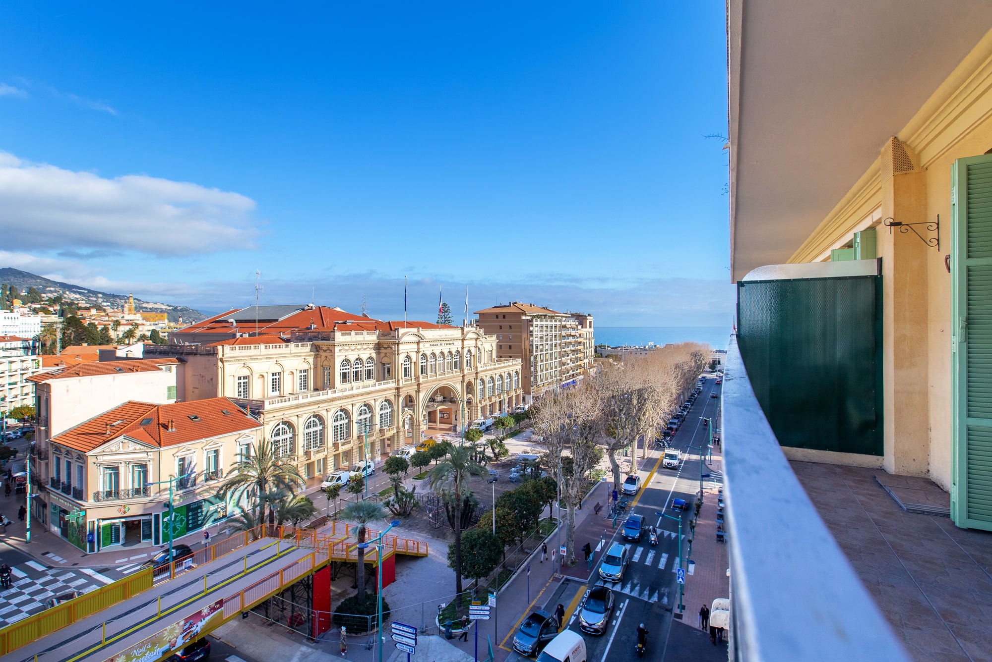 Balcon veu Montagnes, Ville et Mer