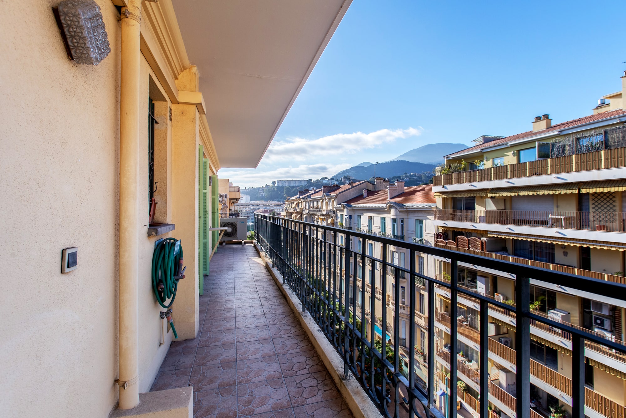 Balcon veu Montagnes, Ville et Mer